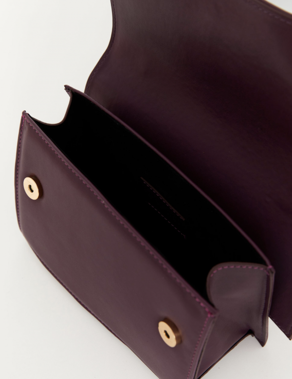 Faux leather handbag detailed with gold logo - Image 11